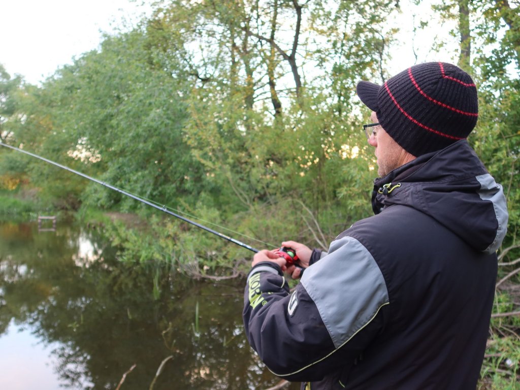 Спиннингист делает проводку кастингом