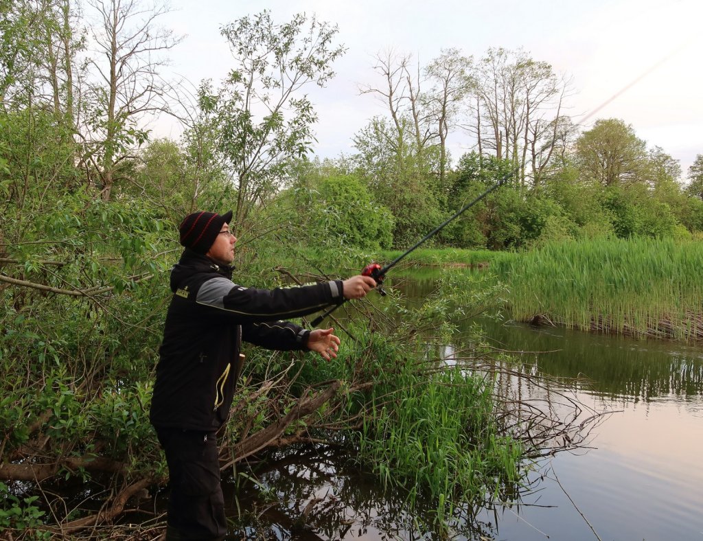 Рыболов забрасывает кастинговую снасть