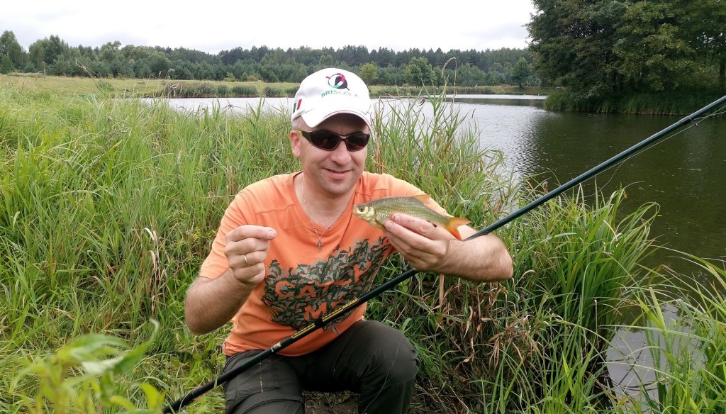 Сергей Шершеневич с пойманной краснопёркой