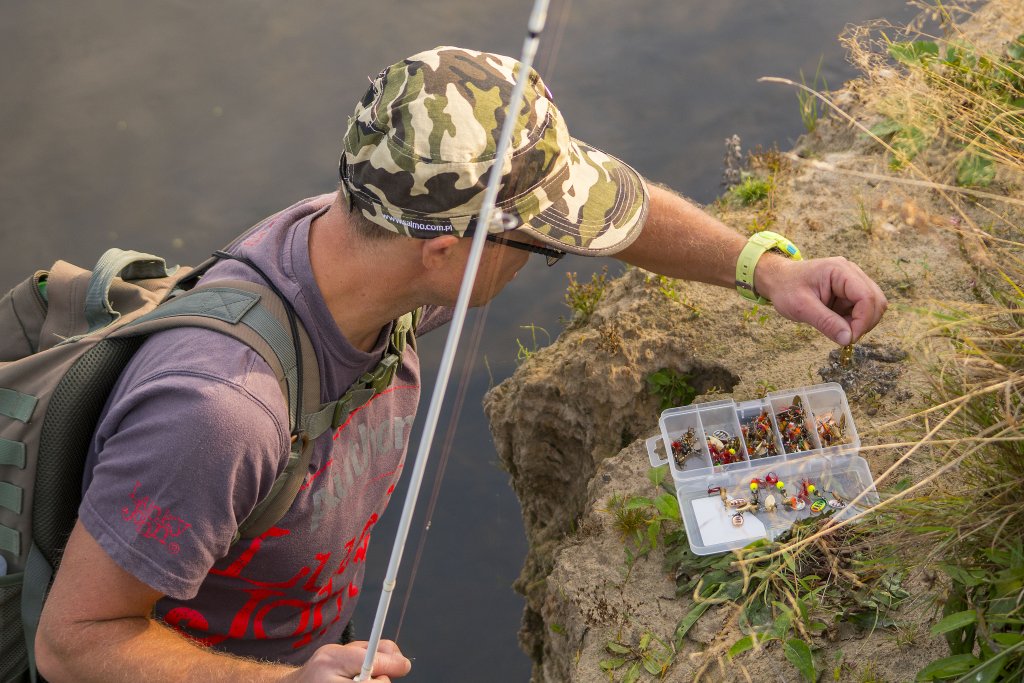 Спиннингист берёт вращалку на окуня