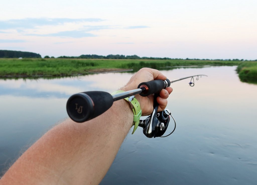 Спиннинговая снасть на фоне реки