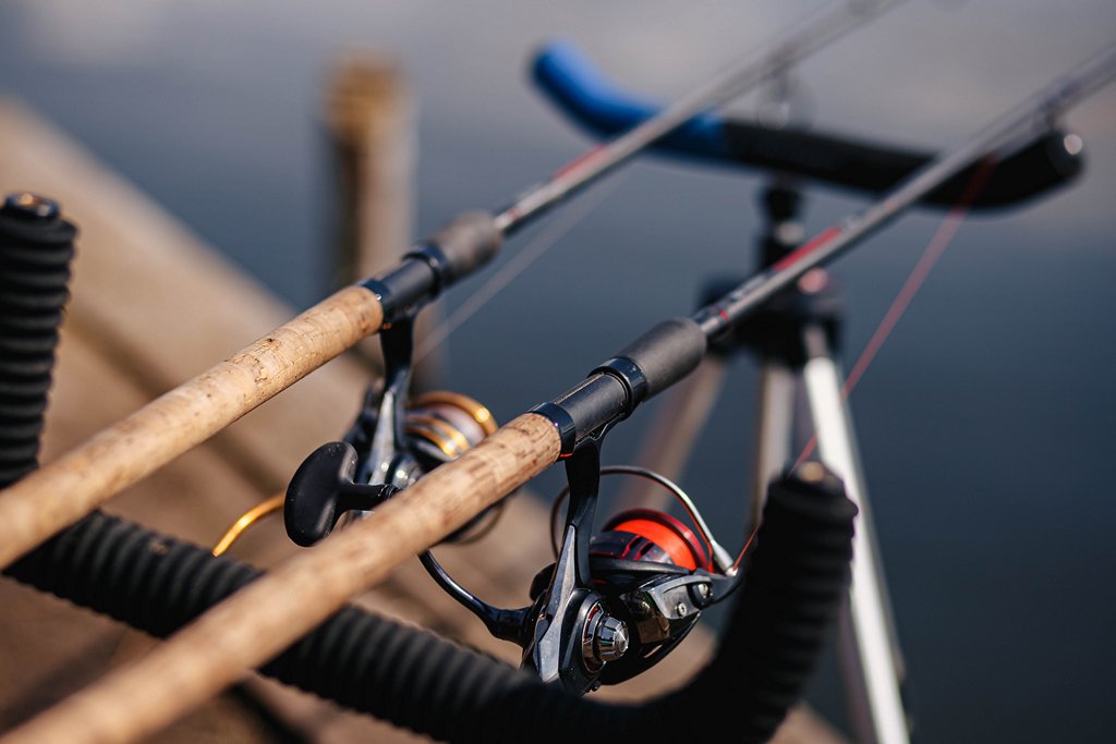 Два фидера с катушками лежат на подставке