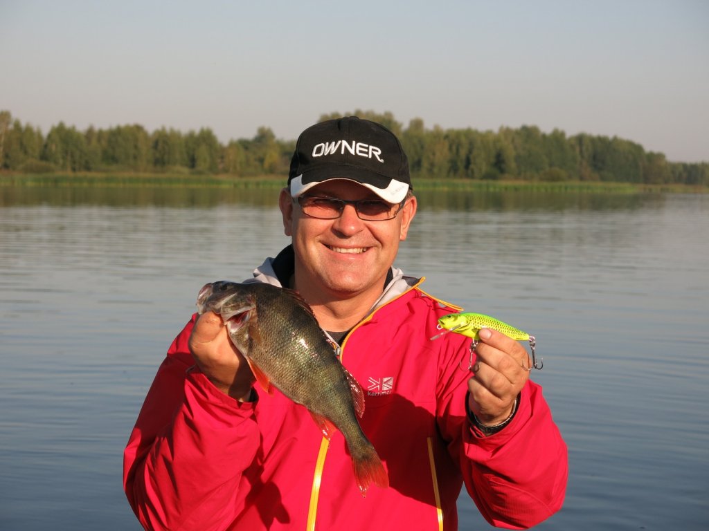 Окунь пойман на крупный яркий воблер Окунь пойман на крупный яркий воблер