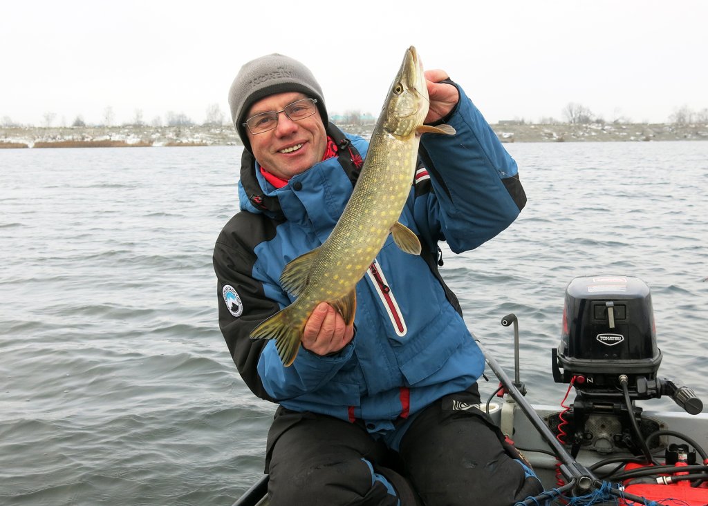 Валерий Сикиржицкий со щукой в лодке