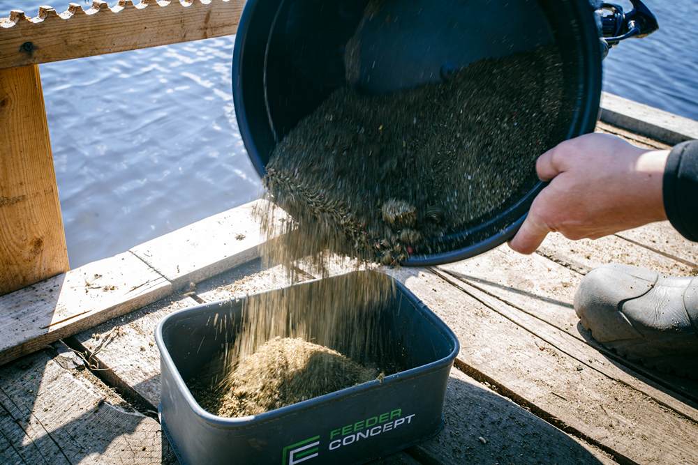 Пересыпаем готовую прикормку в емкость Feeder Concept Пересыпаем готовую прикормку в емкость Feeder Concept