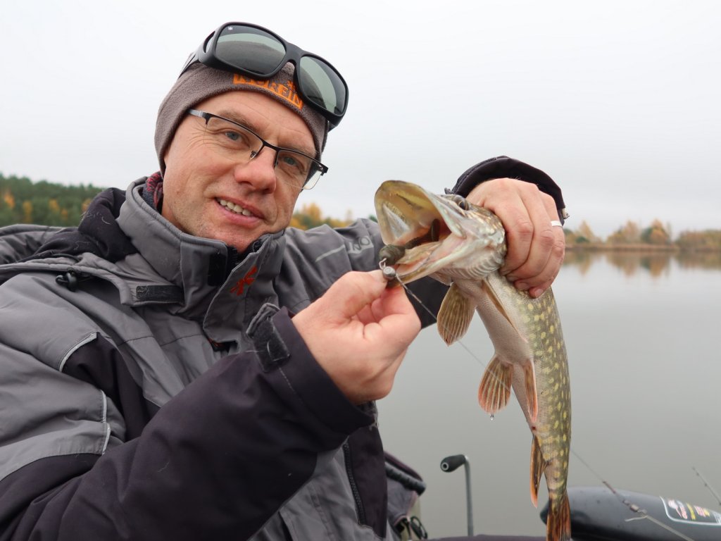 Валерий Сикиржицкий показывает приманку, на которую клюнула щука