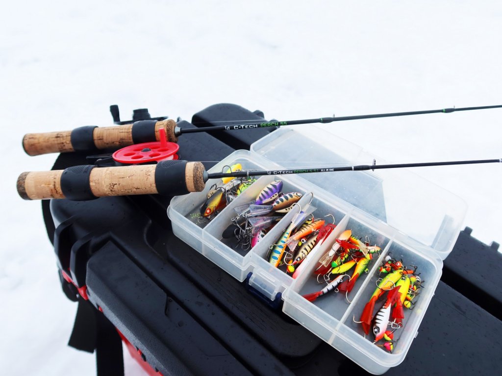 Удочки и коробка с балансирами