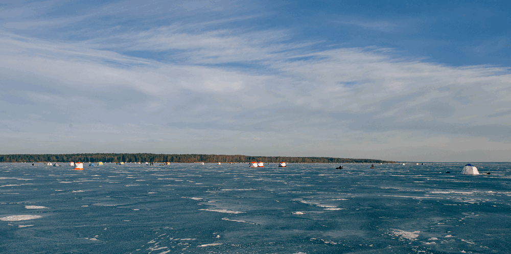 Палатки на льду в яркий весеннеий день