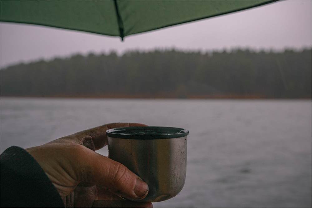 Чай в дождь Чай из термоса на природе в дождь