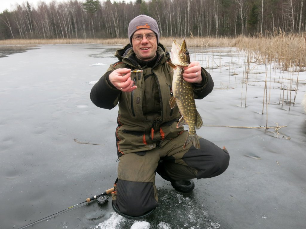 Валерий Сикиржицкий ловит щуку на балансир