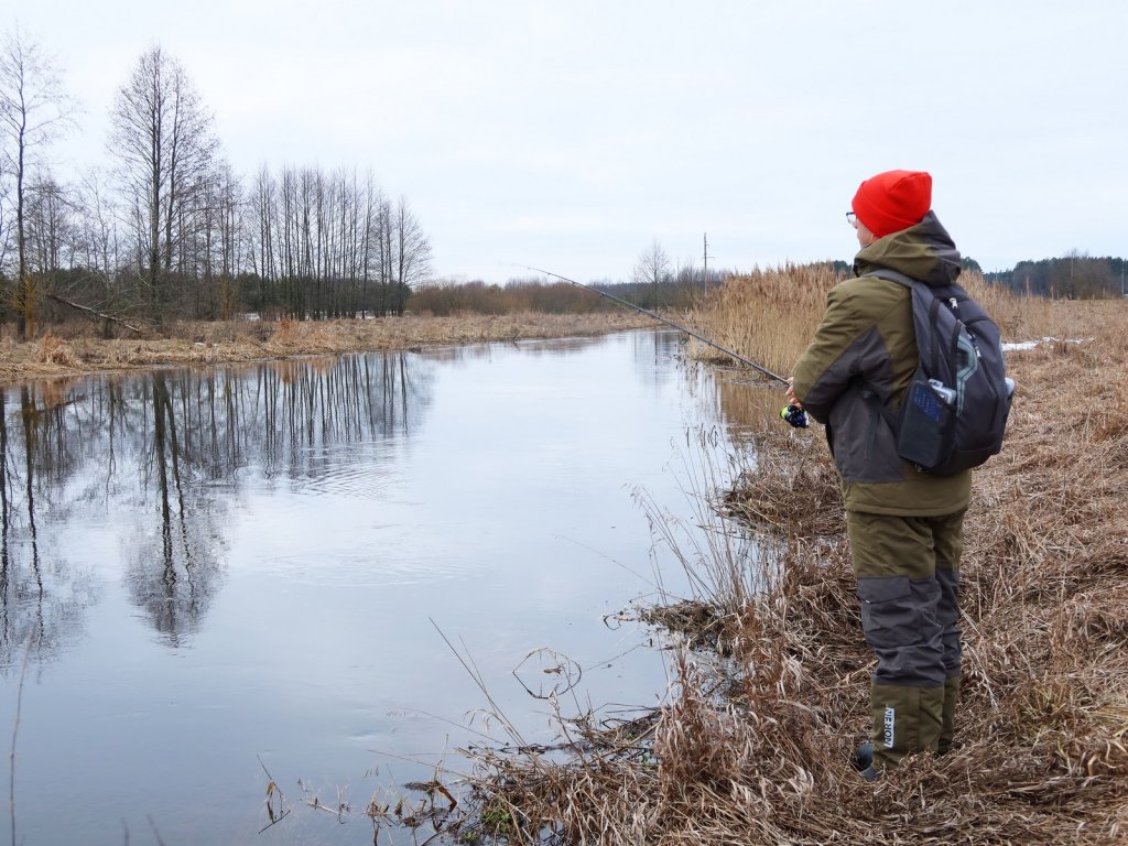 Рыболов на реке весной