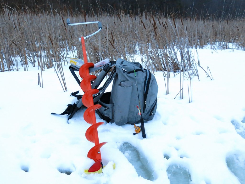 Рюкзак, снасть и ледобур на льду