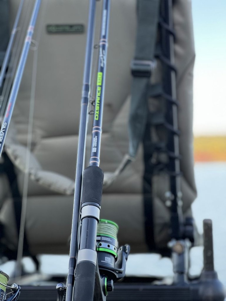 Фотография мощного фидерного удилища Feeder Concept Distance на фоне водоема