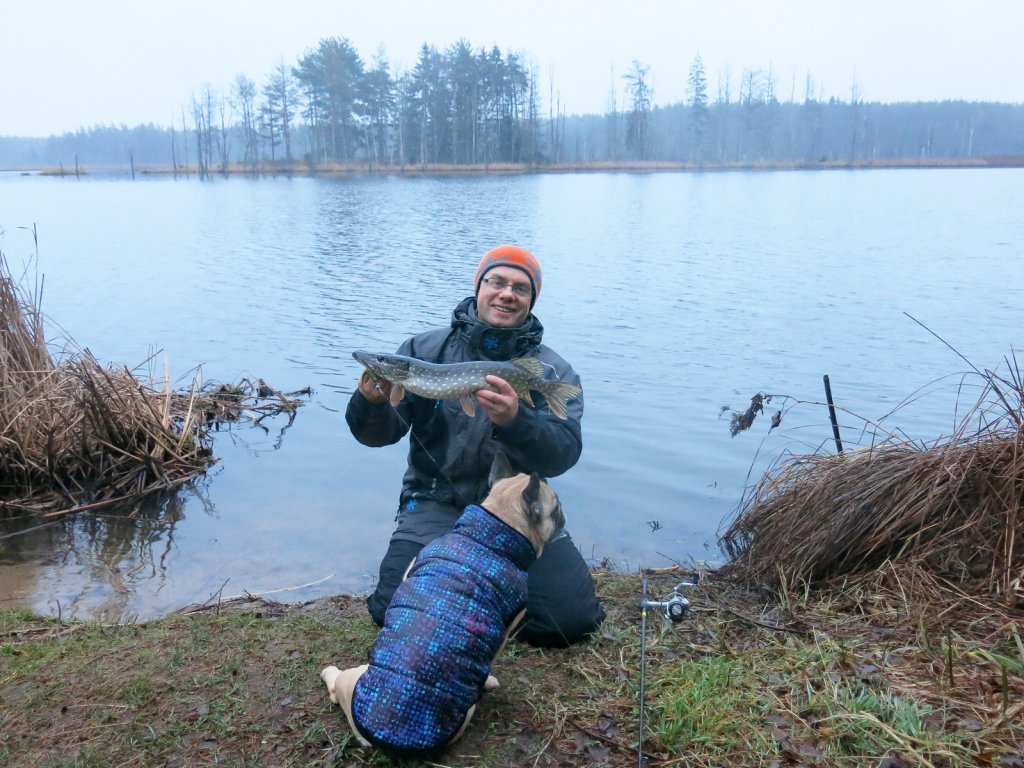 Валерий Сикиржицкий фотографируется со щукой и собакой