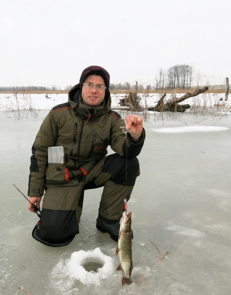 Валерий Сикиржицкий ловит щуку со льда в коряжнике Валерий Сикиржицкий ловит щуку со льда в коряжнике