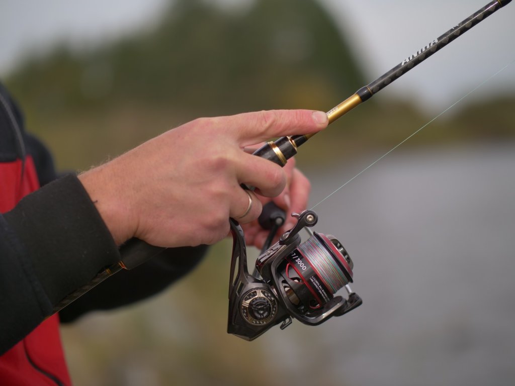 Палец спиннингиста на бланке удилища