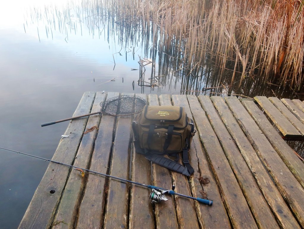 Подсачек, сумка и спиннинг