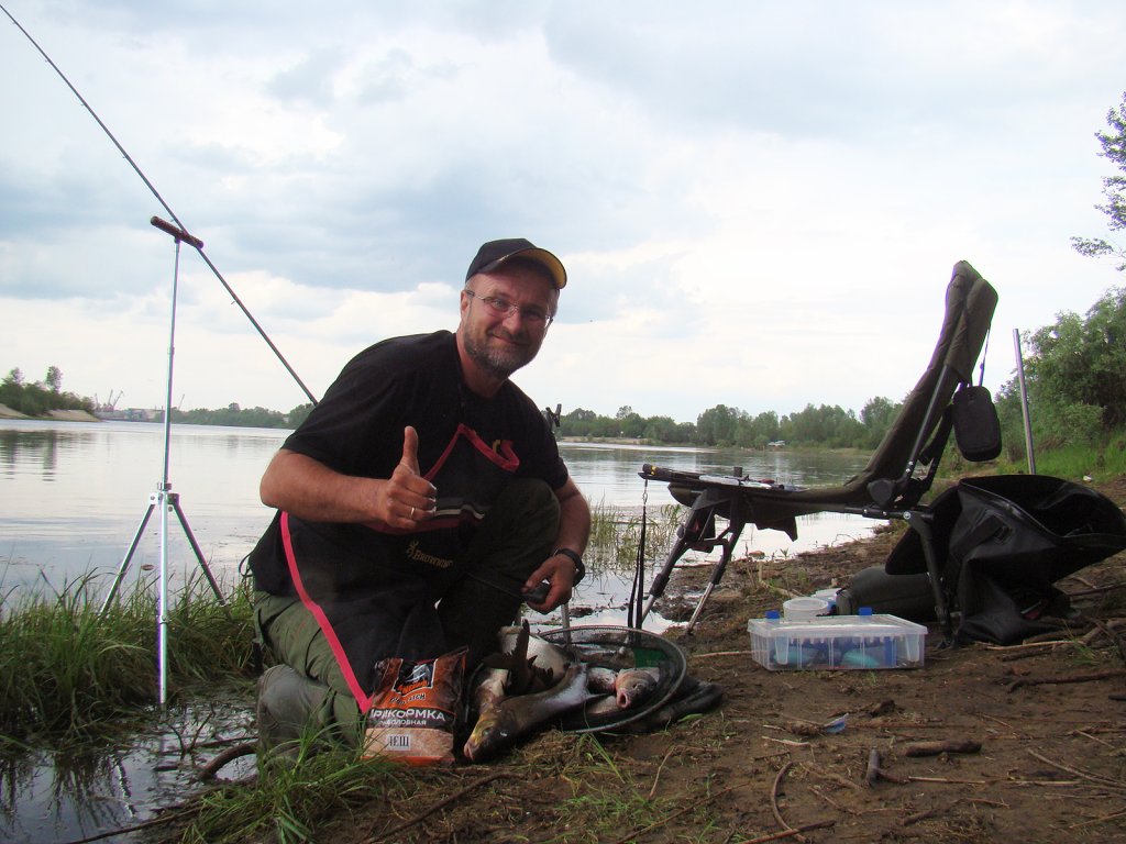 Рыболов поймал лещей на фидер летом