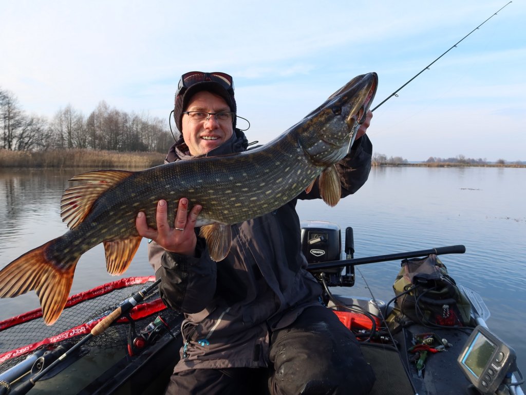 Валерий Сикиржицкий поймал крупную щуку с лодки