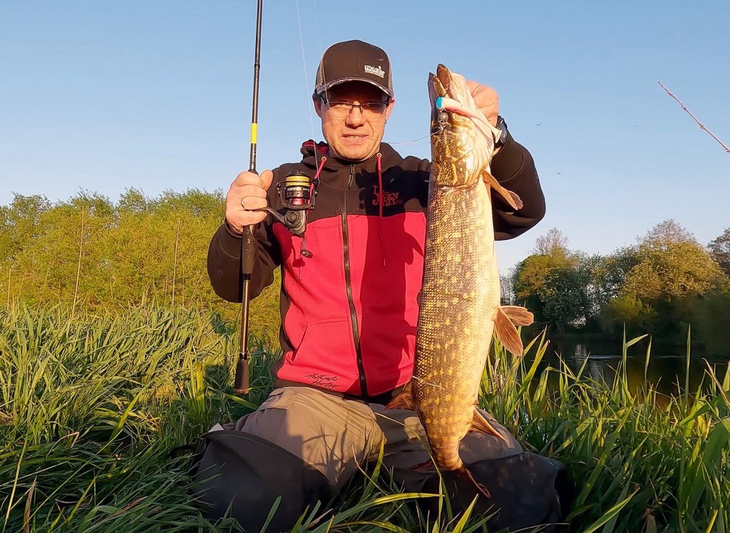 Валерий Сикиржицкий с хорошей щукой на берегу Валерий Сикиржицкий с хорошей щукой на берегу