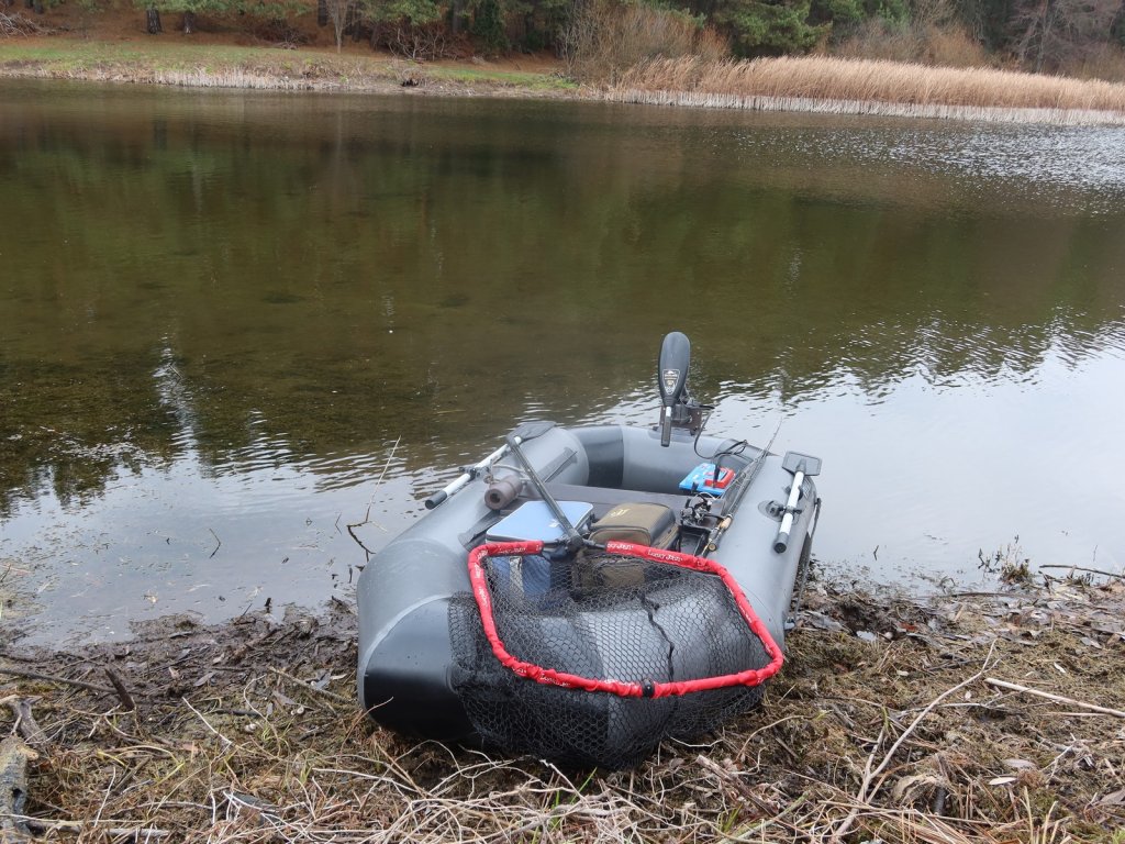 Лодка на берегу мелководного водоёма