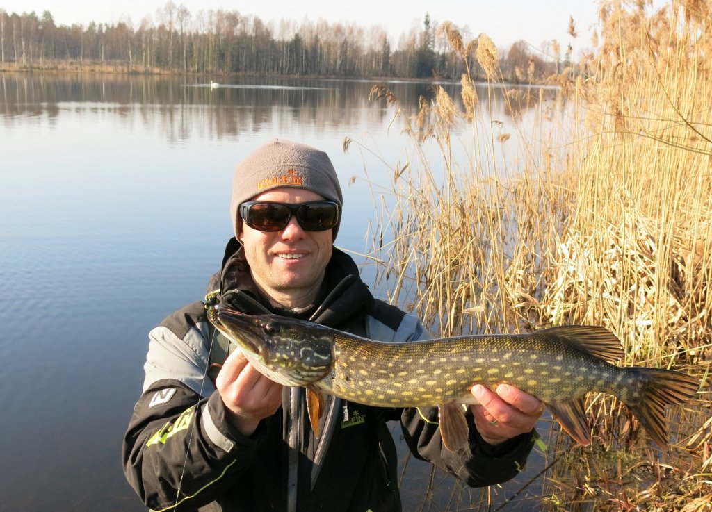 Валерий Сикиржицкий со щукой весной на водохранилище