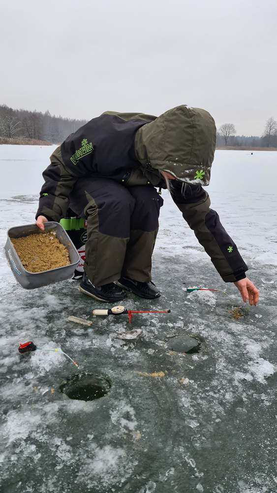 Ловим по отмелям с мормышкой, пока лед не окрепнет. Зимняя рыбалка в начале зимы. Ловим по отмелям с мормышкой, пока лед не окрепнет. Зимняя рыбалка в начале зимы.