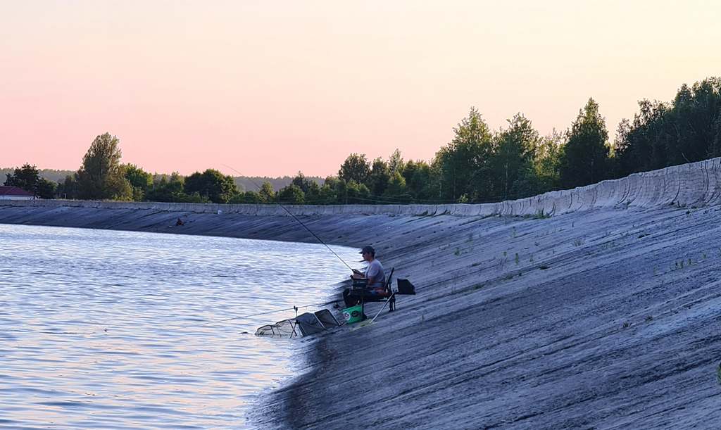 Рыбак ловит на фидер 