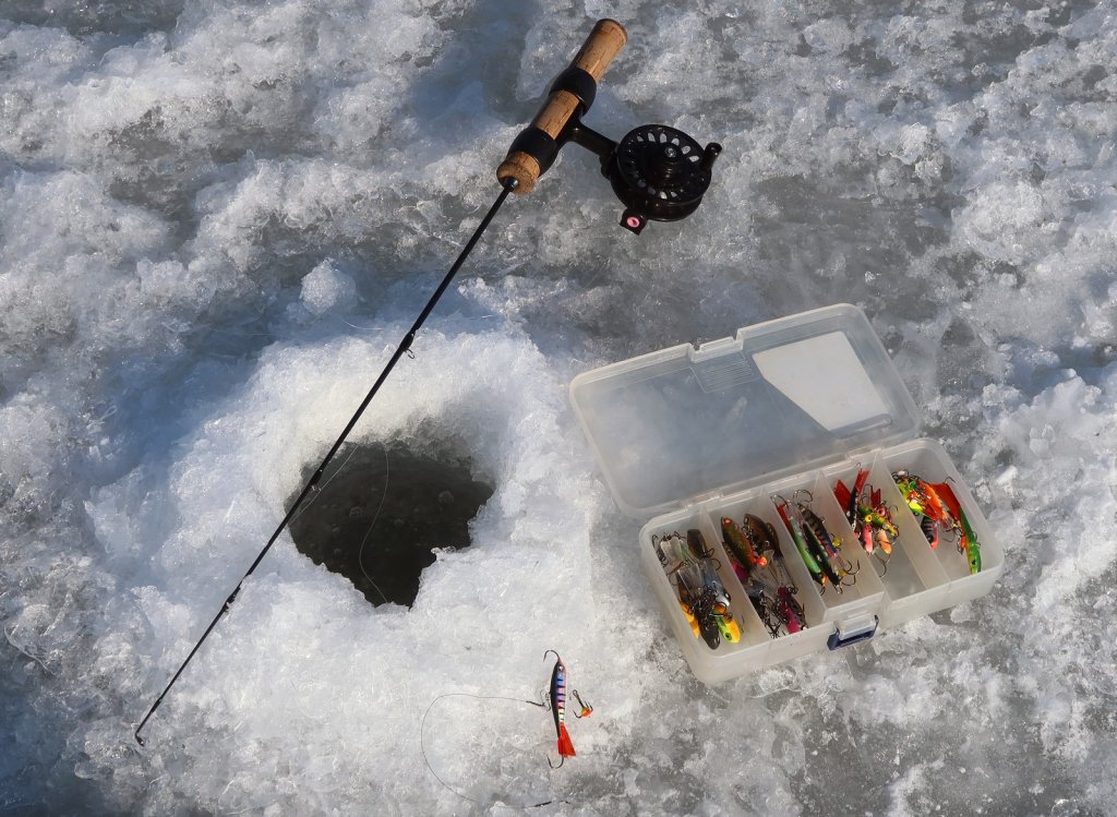 Зимняя удочка и балансиры у лунки