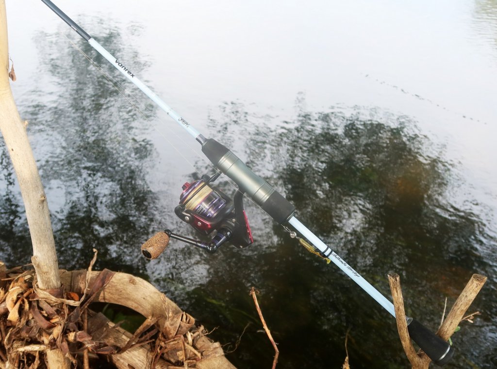 Спиннинговая снасть на фоне воды