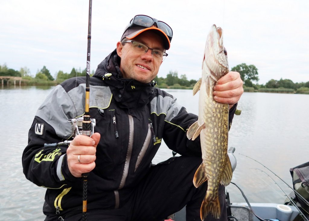 Валерий Сикиржицкий со щукой в лодке