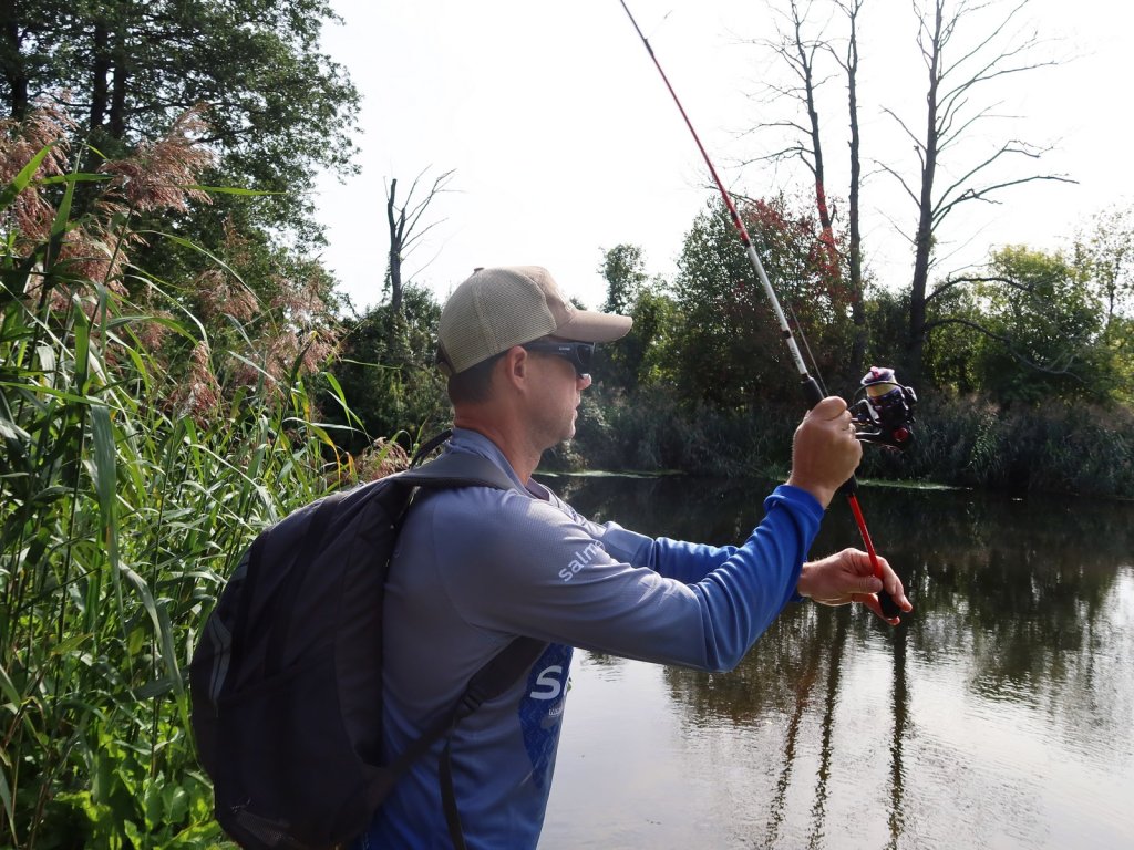 Заброс спиннинга из-за плеча