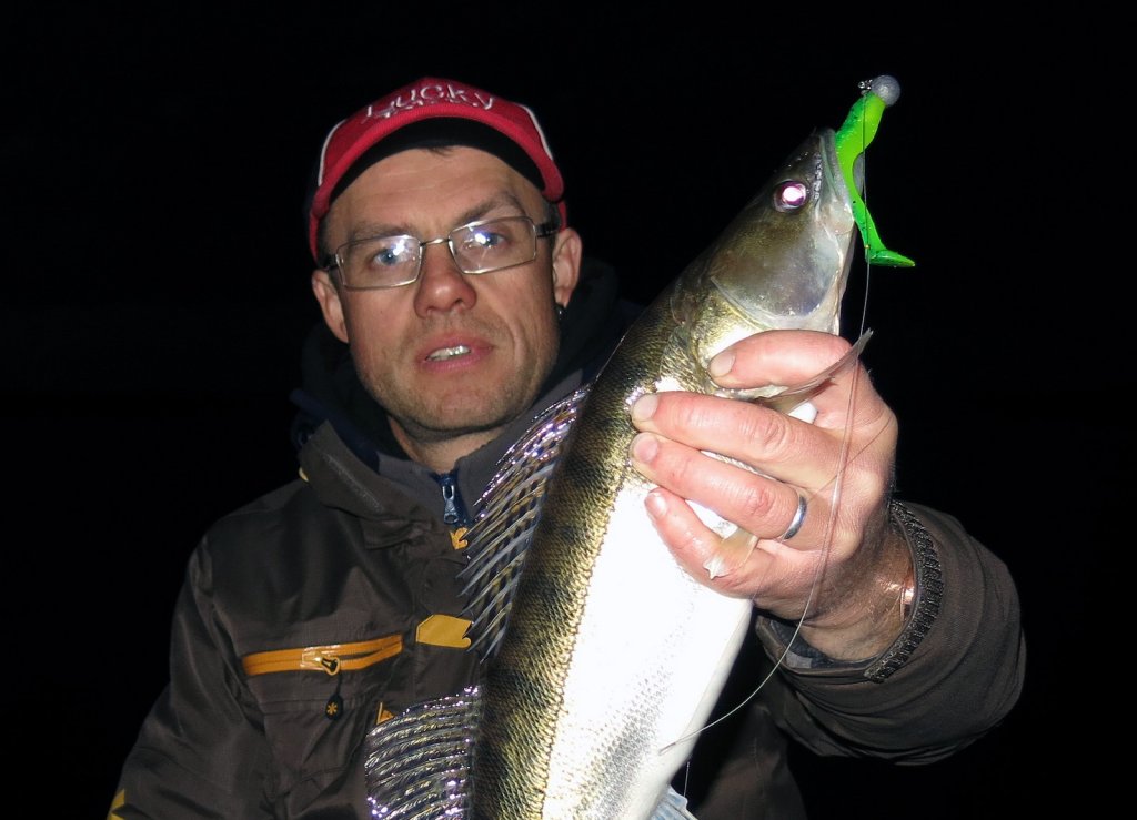 Валерий Сикиржицкий поймал судака в темноте на яркую резину Валерий Сикиржицкий поймал судака в темноте на яркую резину