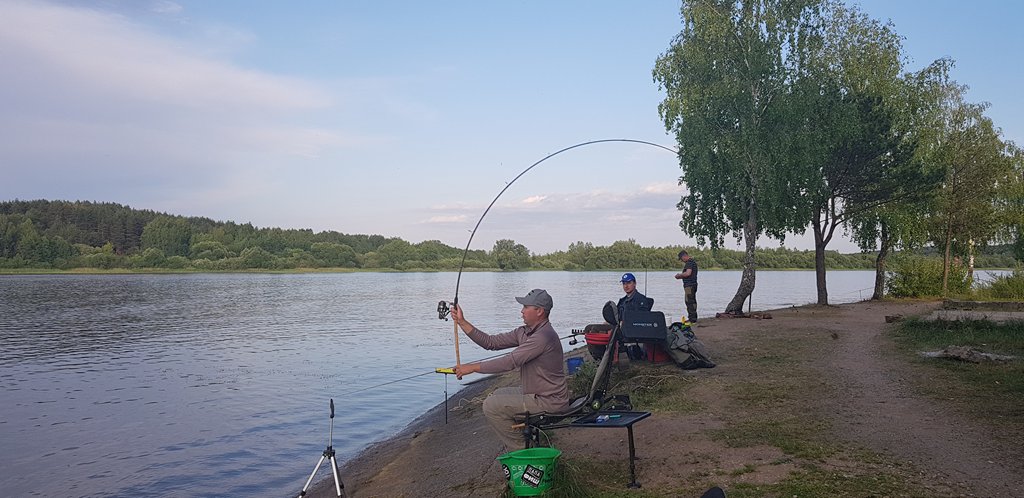 Рыбак выполняет дальний заброс фидером