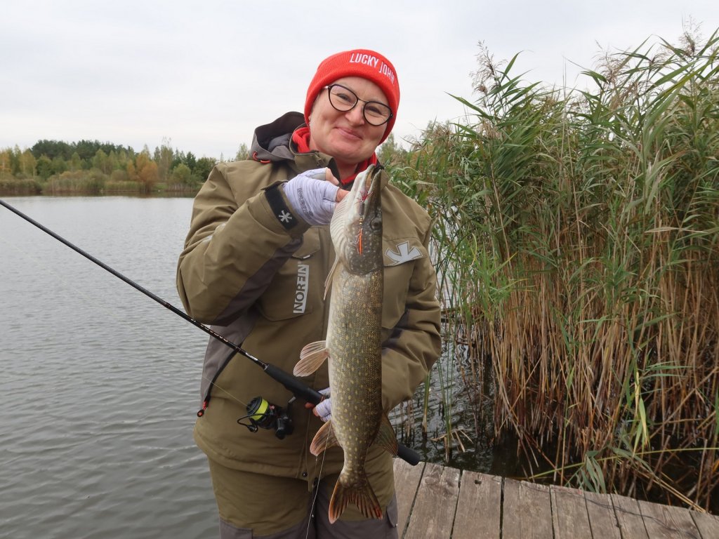 Спиннингистка держит щуку