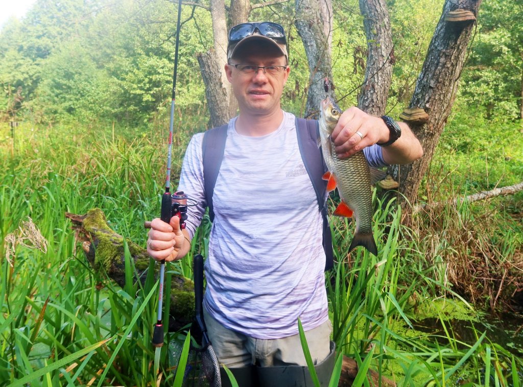 Валерий Сикиржицкий ловит голавля с берега