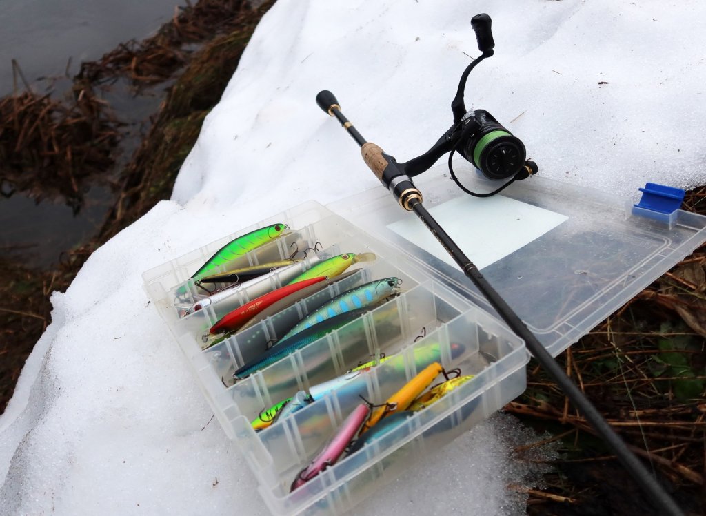 Спиннинг и коробка с воблерами