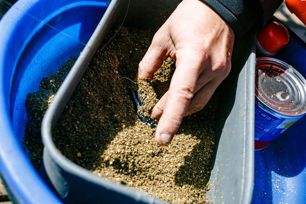 Наполнение кормушки прикормкой Наполнение кормушки прикормкой