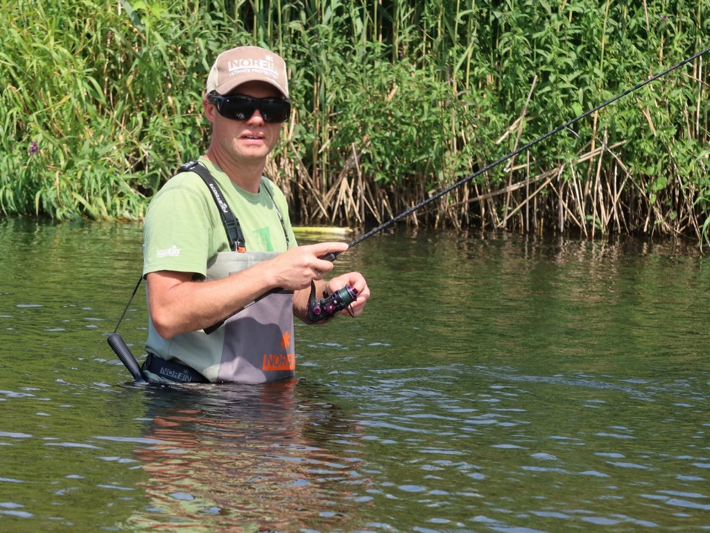 Спиннингист ловит взабродку