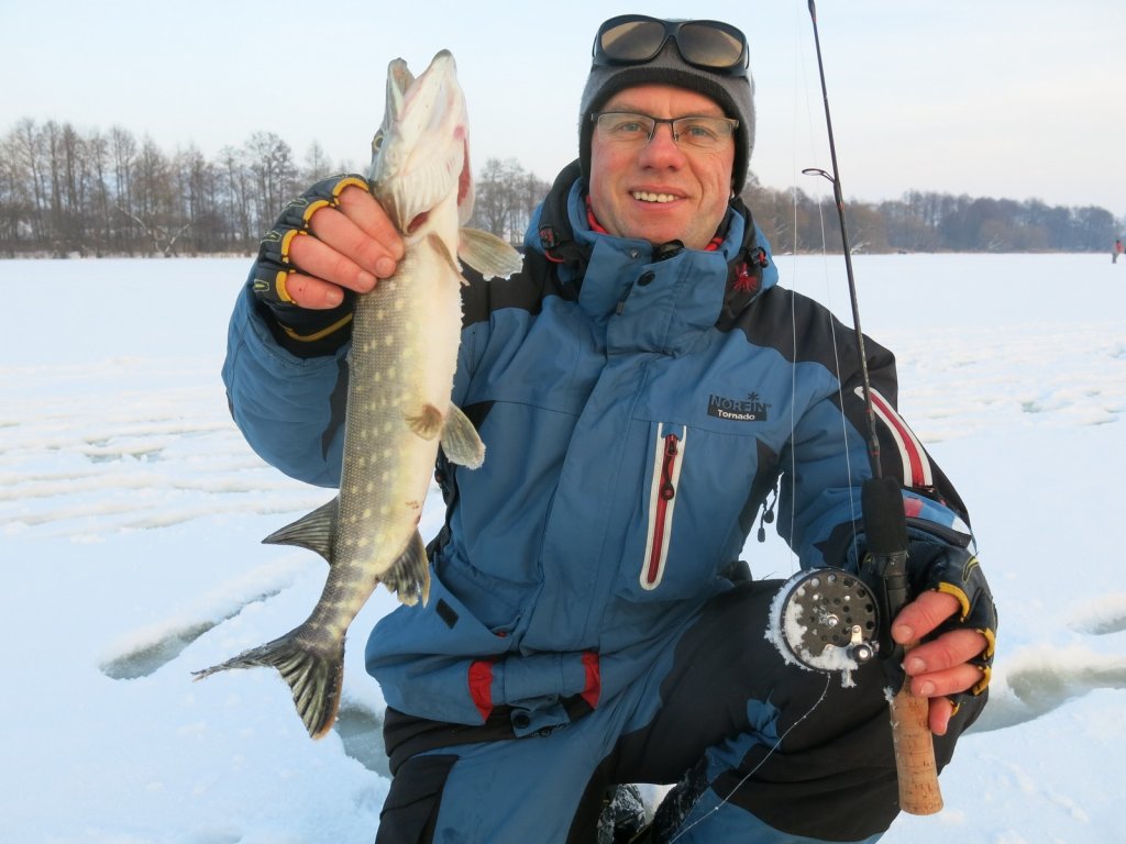 Валерий Сикиржицкий со щукой и зимней удочкой