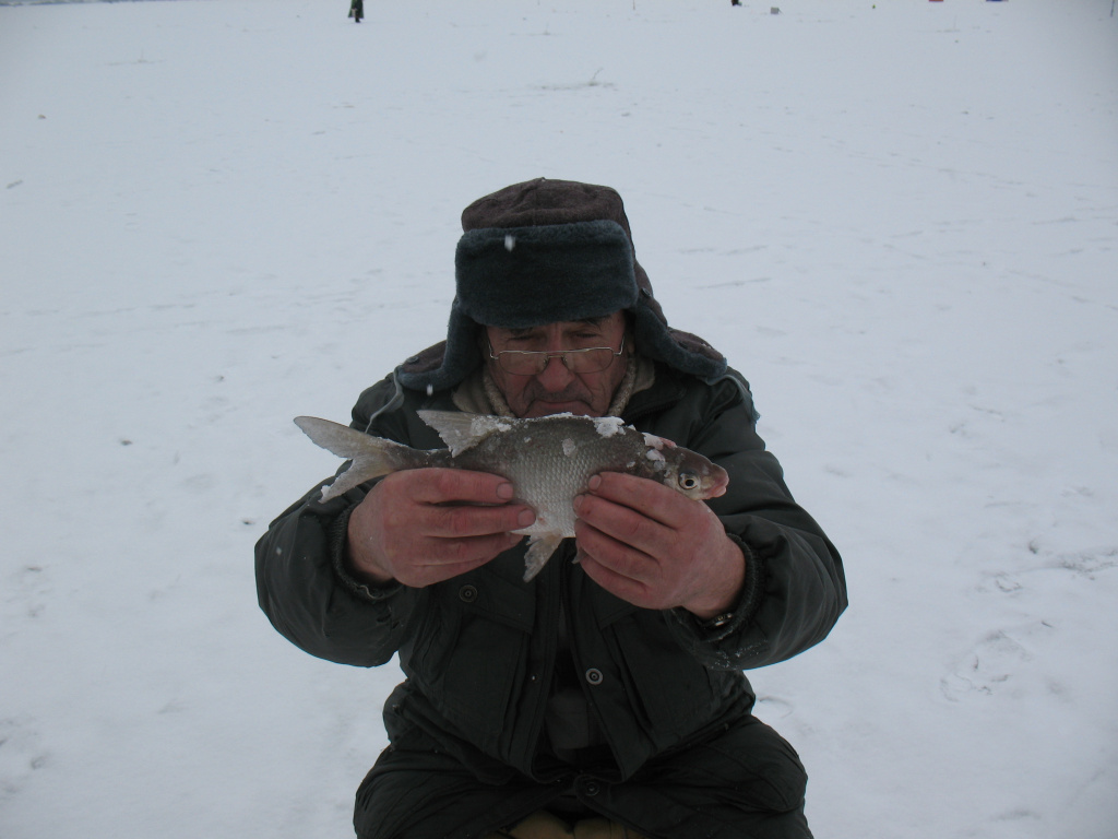 Рыбак с подлещиком пойманным на чертика