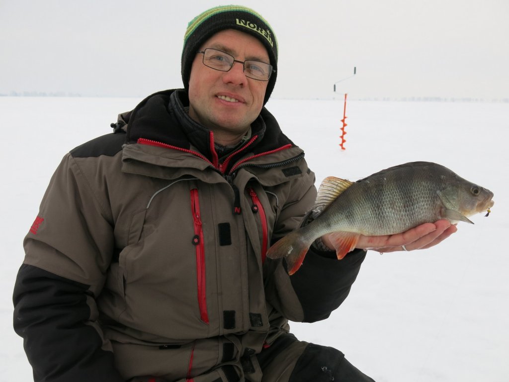 Валерий Сикиржицкий держит окуня на руке