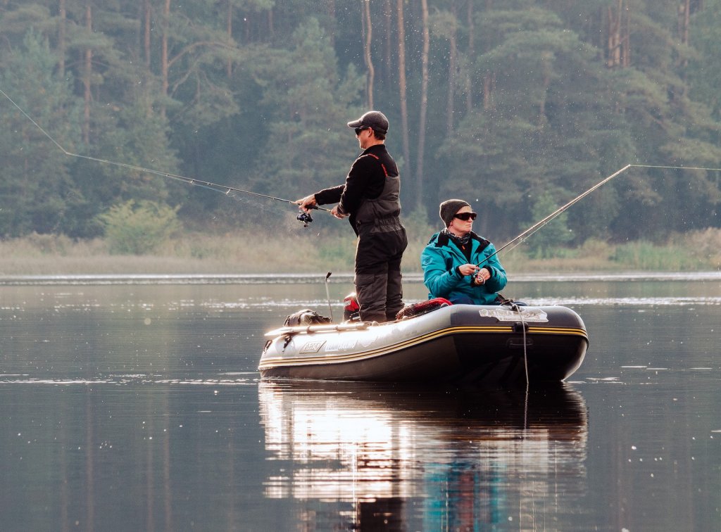 Спиннингисты ловят с лодки Спиннингисты ловят с лодки