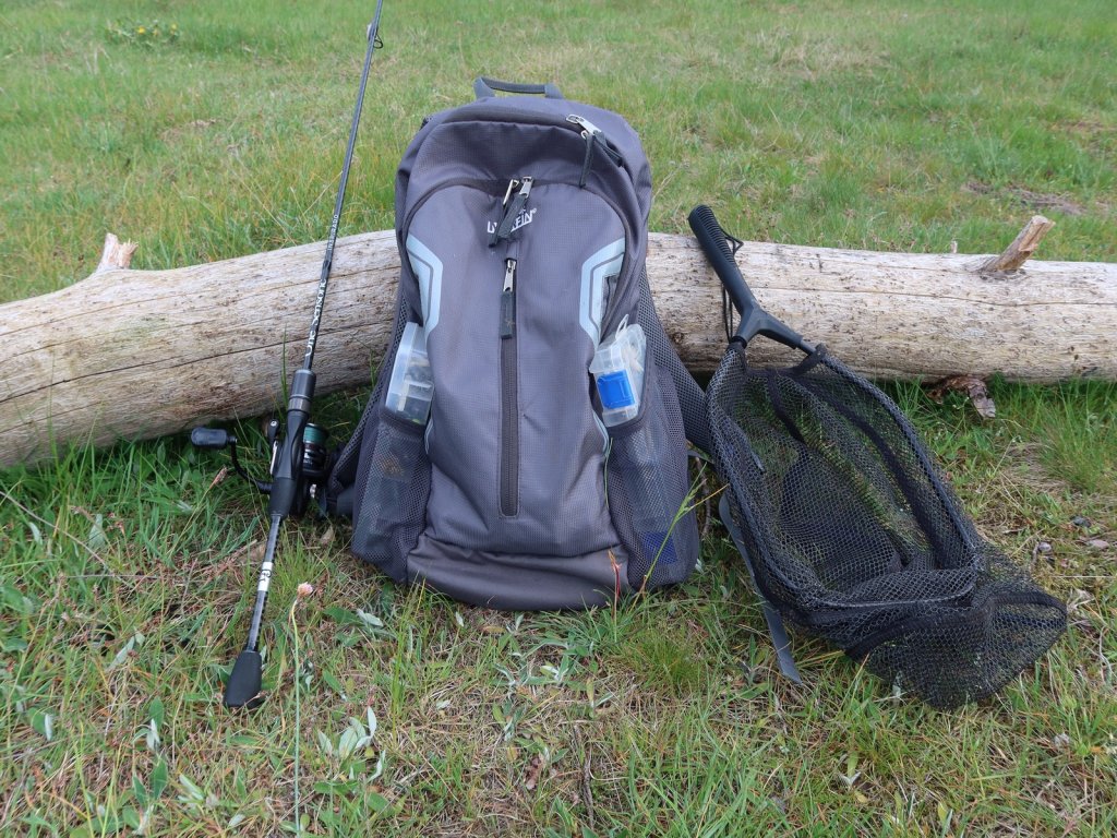 Спиннинг, рюкзак и подсачек