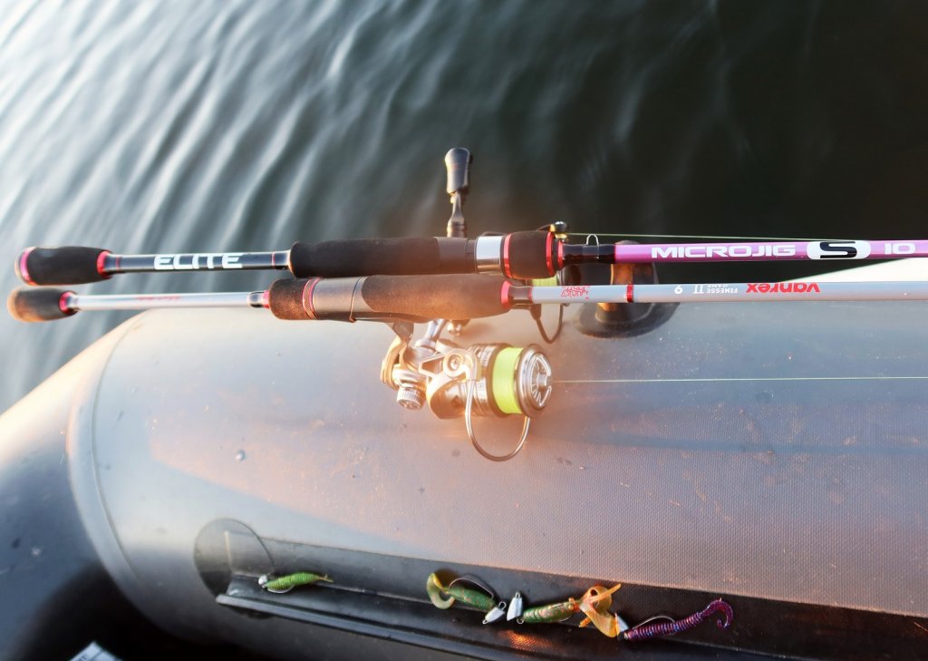 Оснащённые спиннинги на борту лодки
