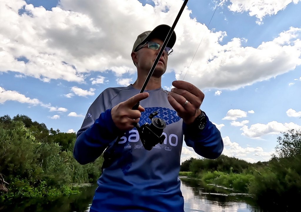 Придержка плетёнки во время спиннингового заброса Придержка плетёнки во время спиннингового заброса