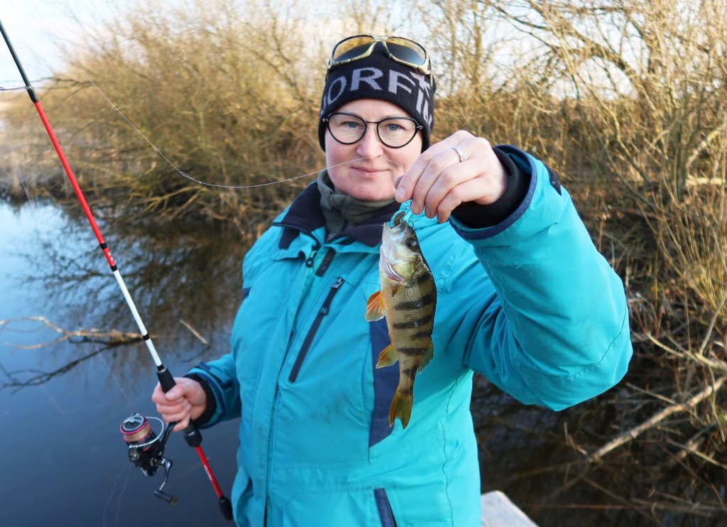 Спиннингистка позирует с окунем
