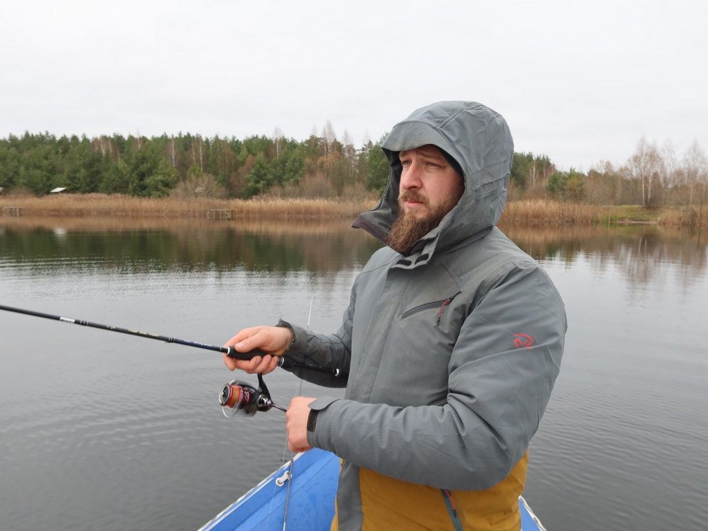 Спиннингист делает проводку