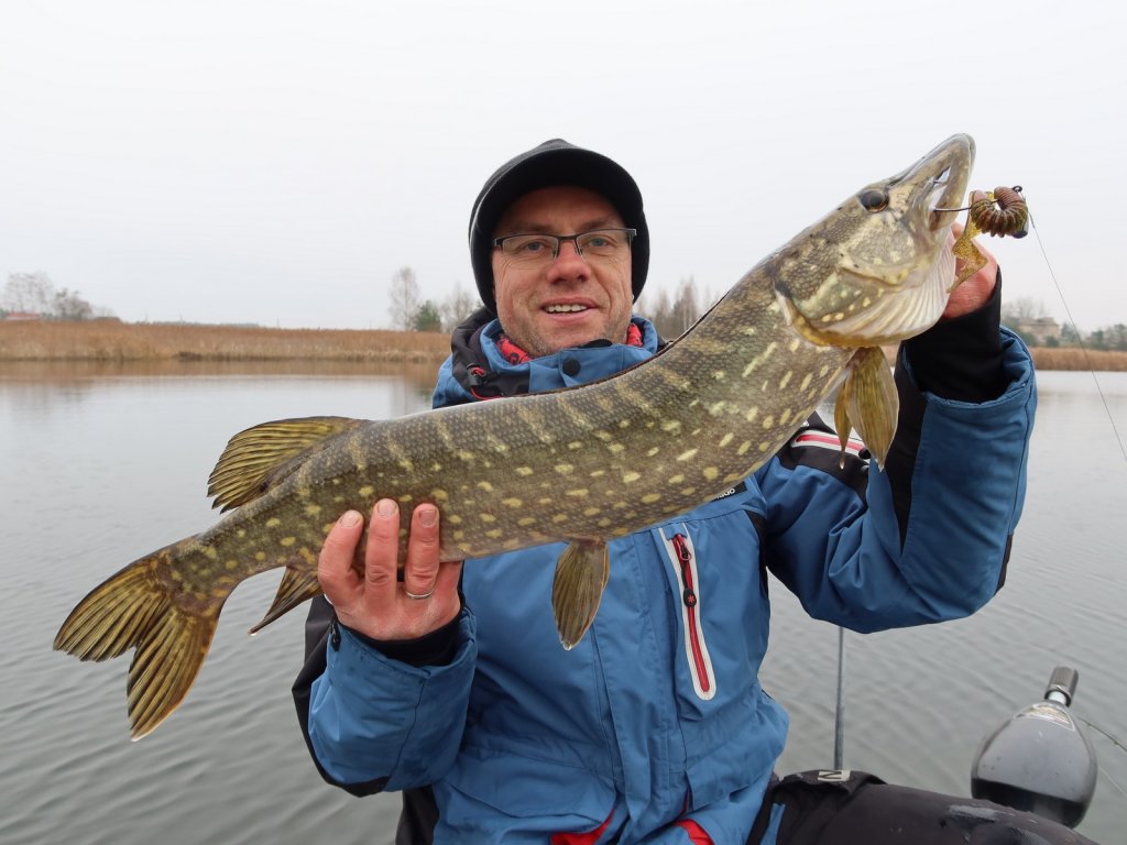 Валерий Сикиржицкий со щукой, пойманной на резину