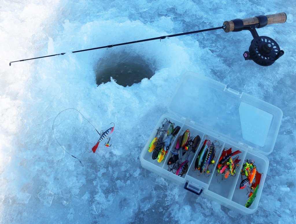 Удочка и балансиры у лунки